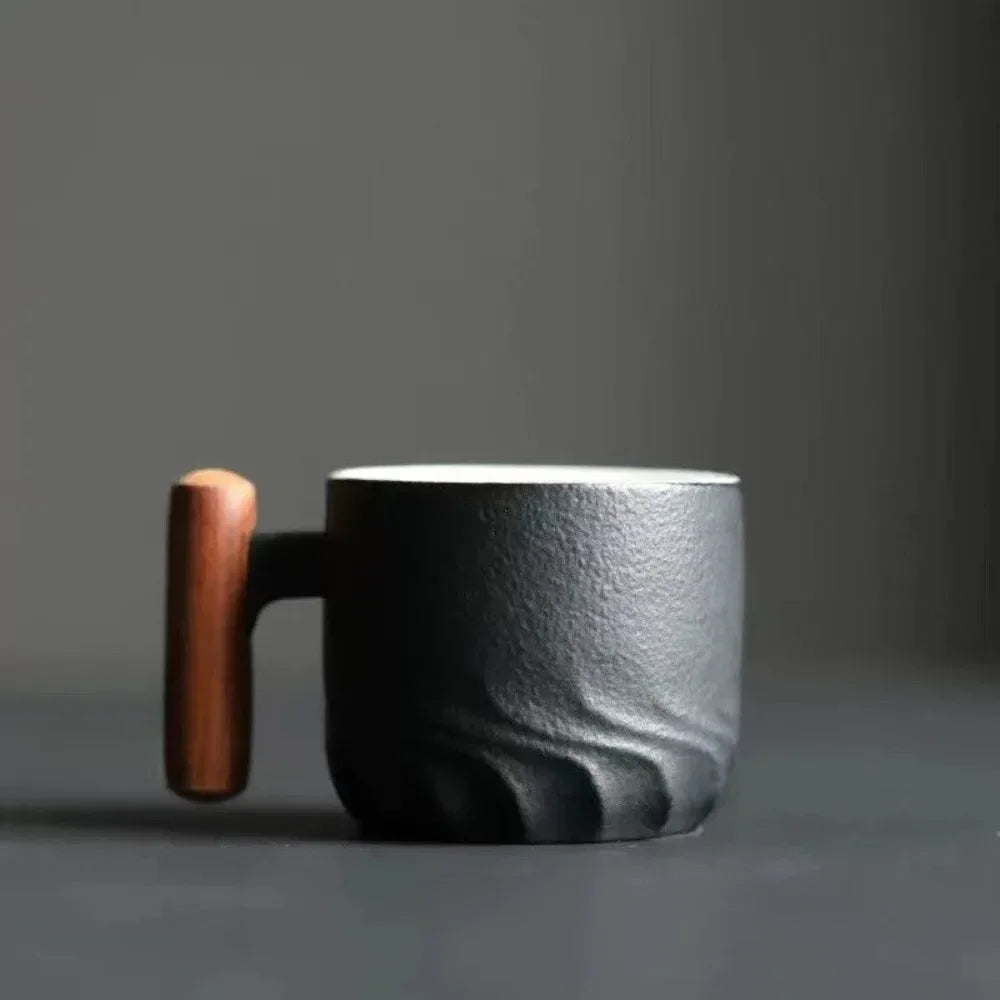 Tasse à Café en Céramique Artisanale avec Manche en Bois – Style Rétro