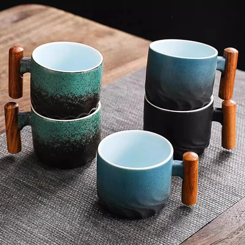 Tasse à Café en Céramique Artisanale avec Manche en Bois – Style Rétro