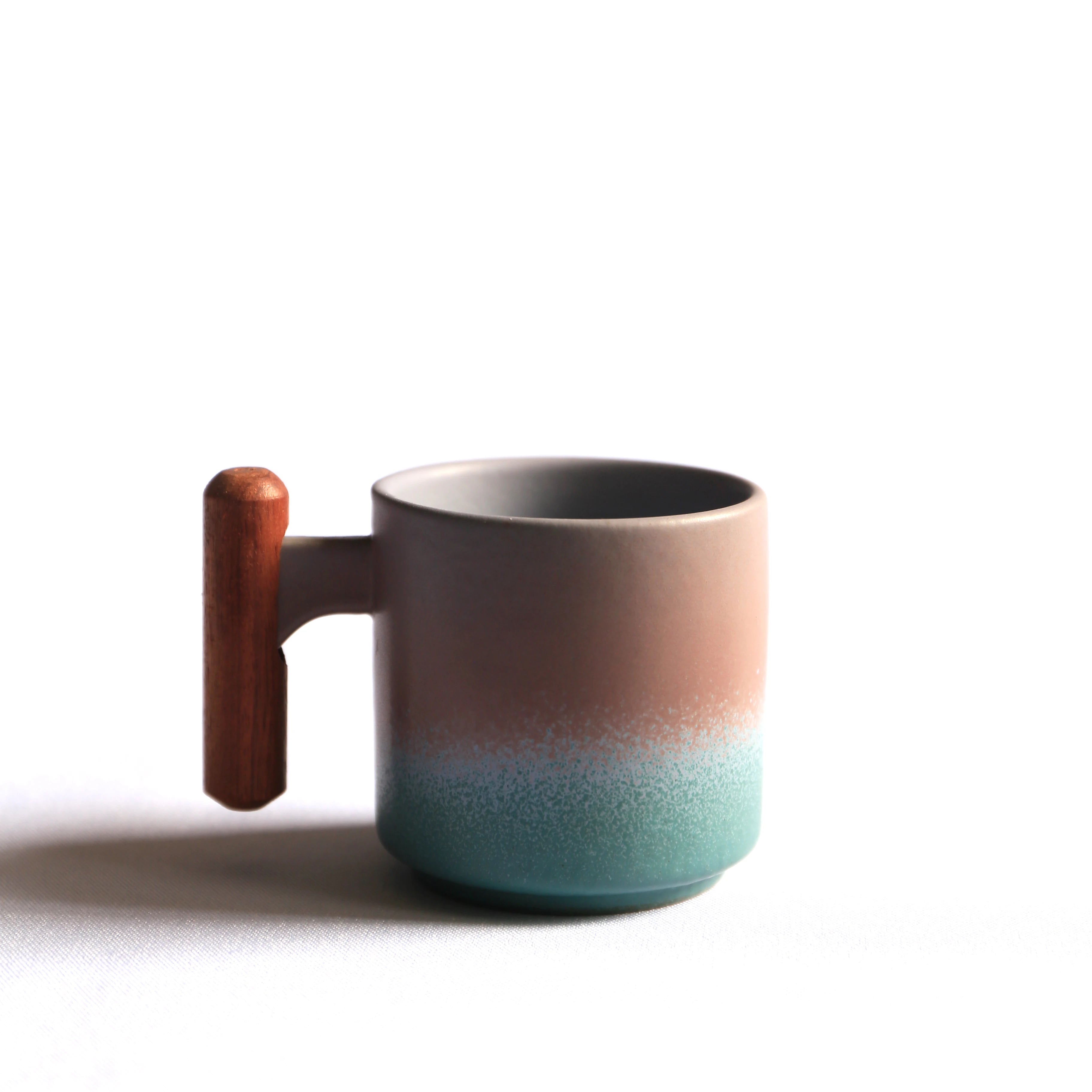 Tasse à Café en Céramique Artisanale avec Manche en Bois – Style Rétro