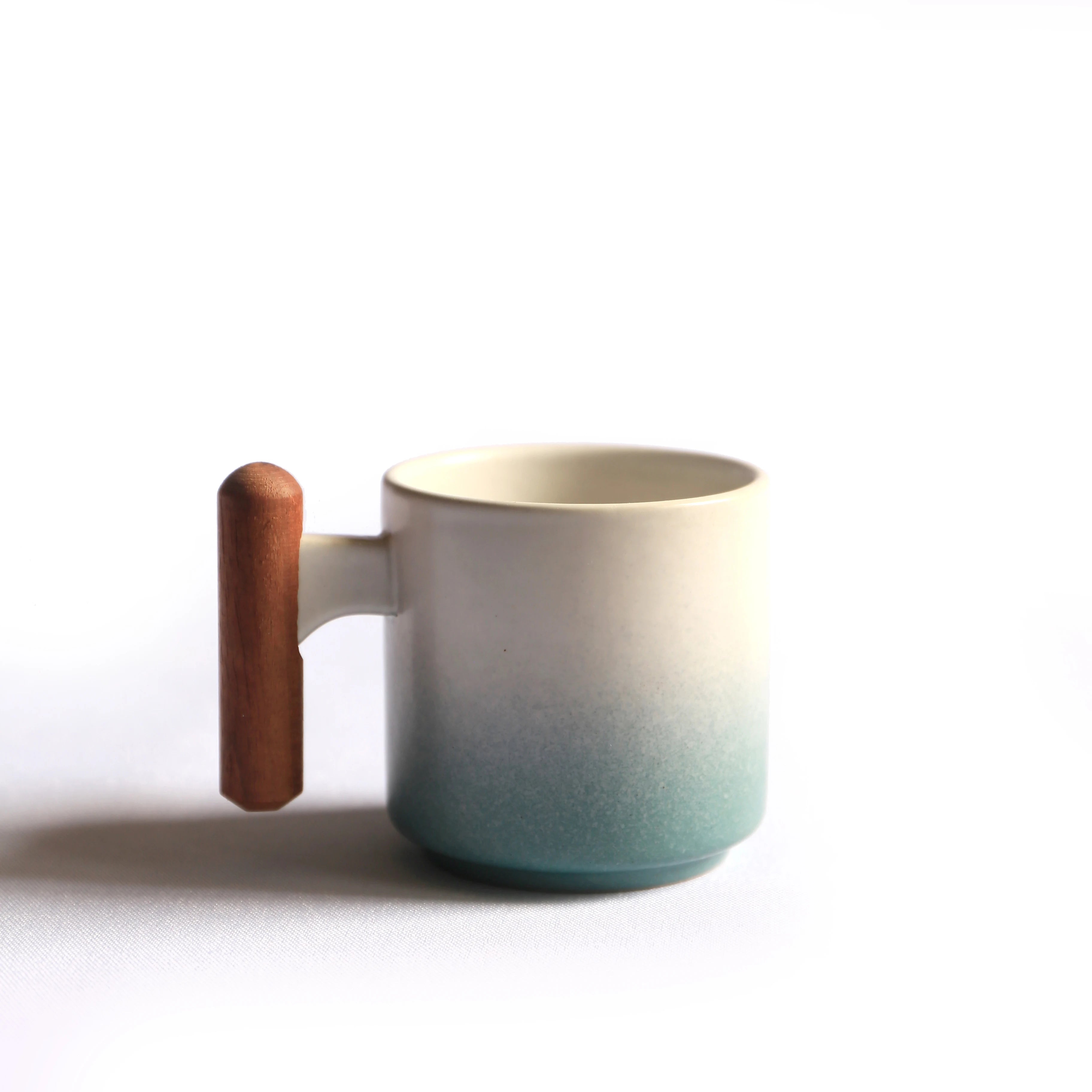 Tasse à Café en Céramique Artisanale avec Manche en Bois – Style Rétro