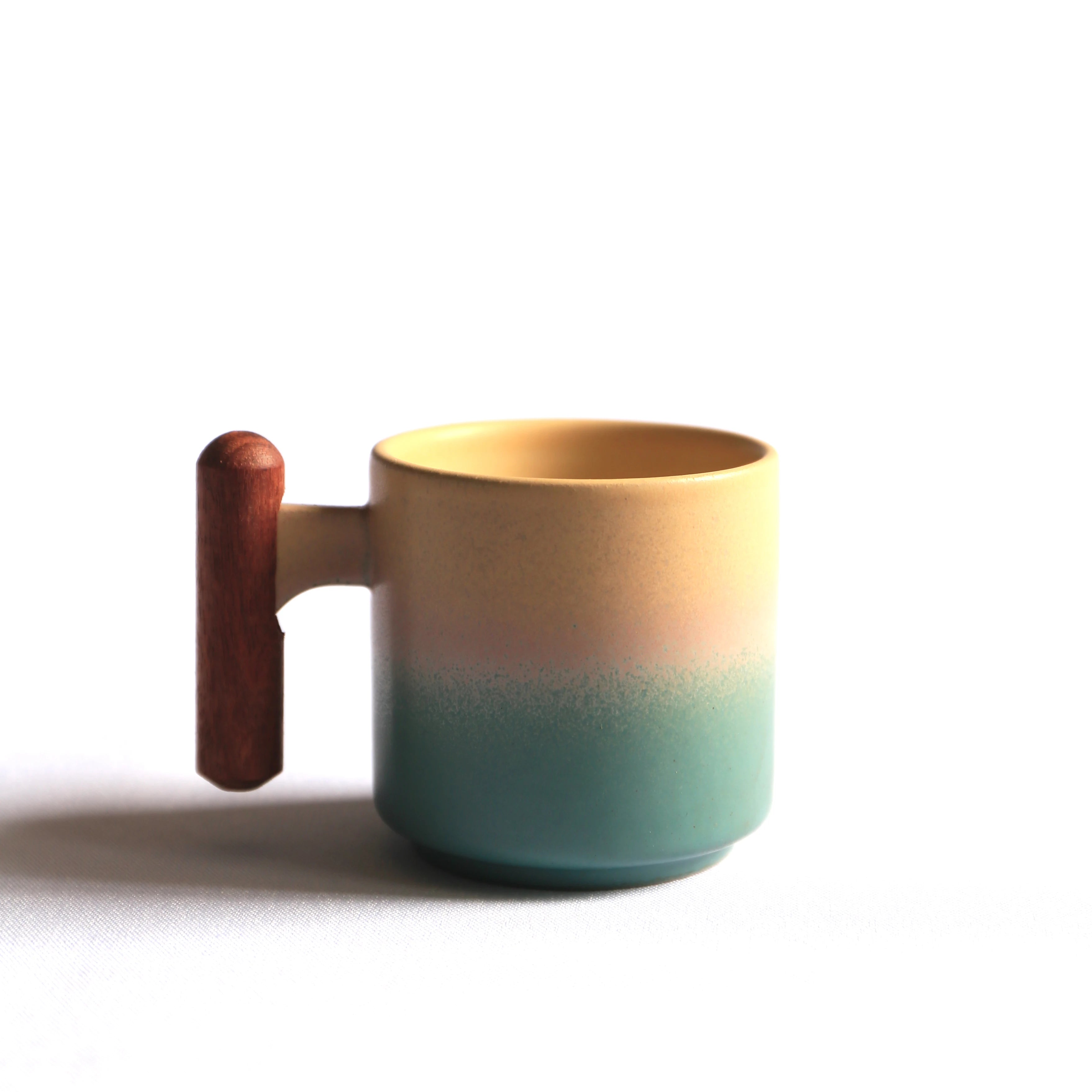 Tasse à Café en Céramique Artisanale avec Manche en Bois – Style Rétro