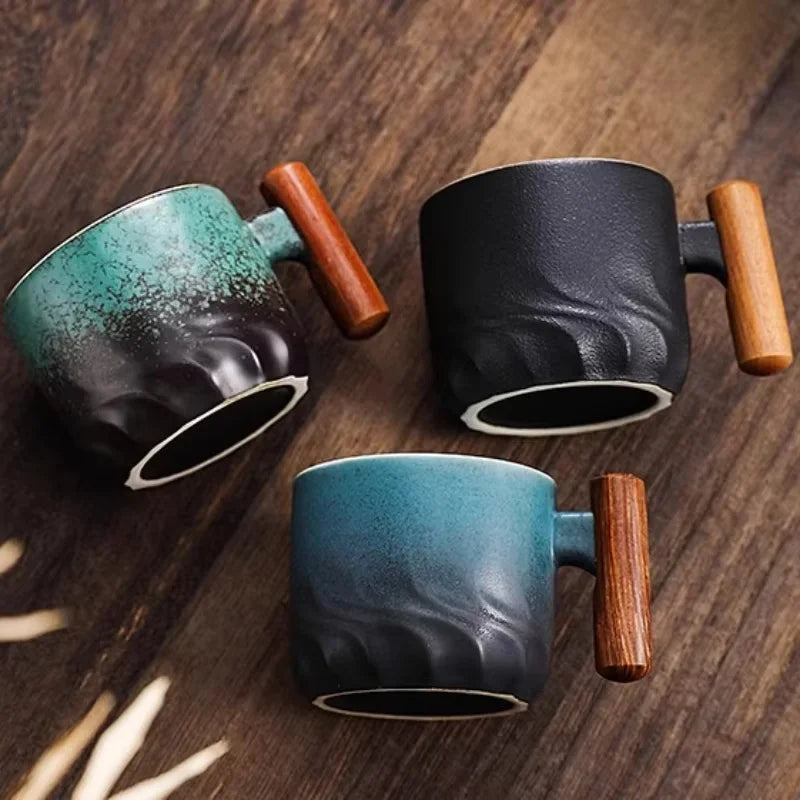 Tasse à Café en Céramique Artisanale avec Manche en Bois – Style Rétro